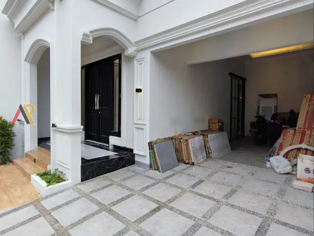 Rumah 3 Lantai Plus Rooftop