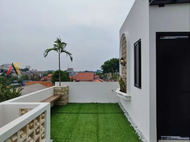 Rumah 3 Lantai Plus Rooftop