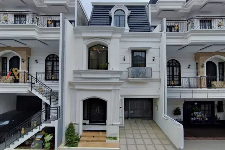 Rumah 3 Lantai Plus Rooftop