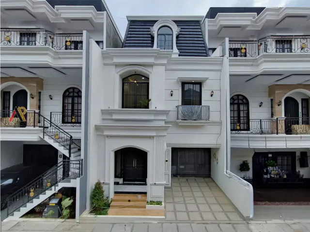 Rumah 3 Lantai Plus Rooftop