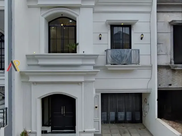 Rumah 3 Lantai Plus Rooftop