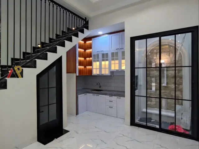 Rumah 3 Lantai Plus Rooftop