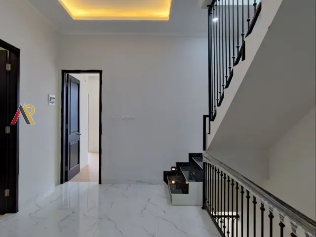 Rumah 3 Lantai Plus Rooftop