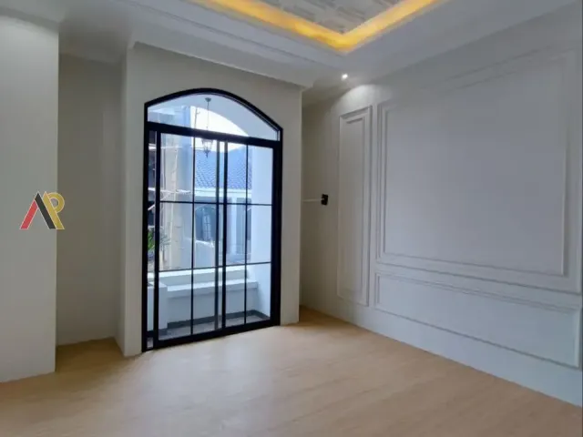 Rumah 3 Lantai Plus Rooftop