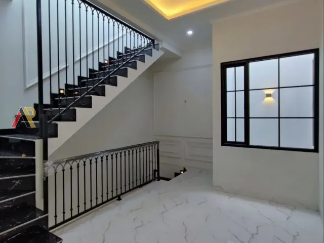 Rumah 3 Lantai Plus Rooftop