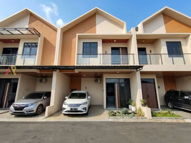 Townhouse Pinggir Jalan Tol