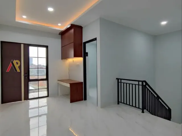 Townhouse Pinggir Jalan Tol