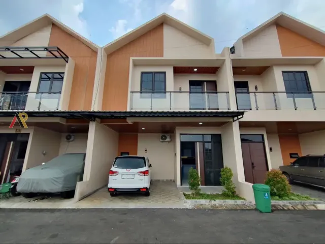 Townhouse Pinggir Jalan Tol