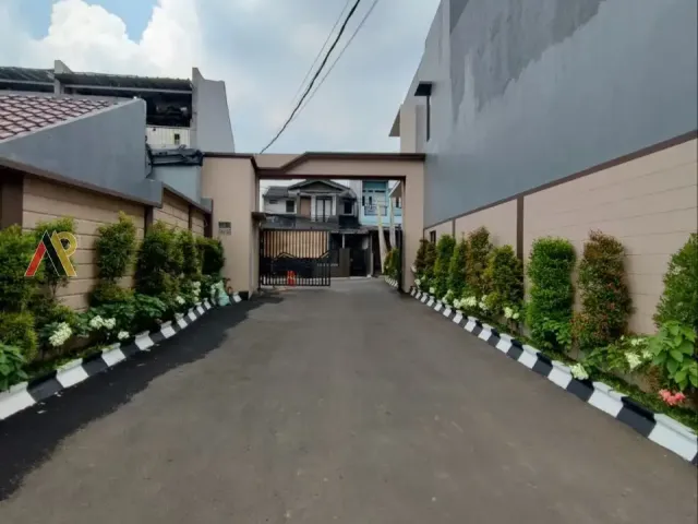 Townhouse Pinggir Jalan Tol
