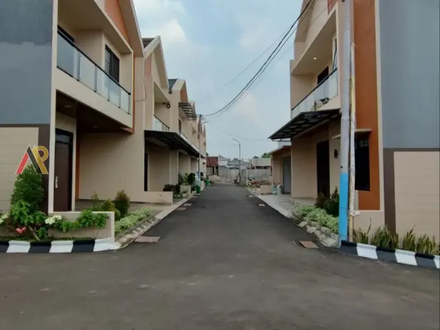 Townhouse Pinggir Jalan Tol