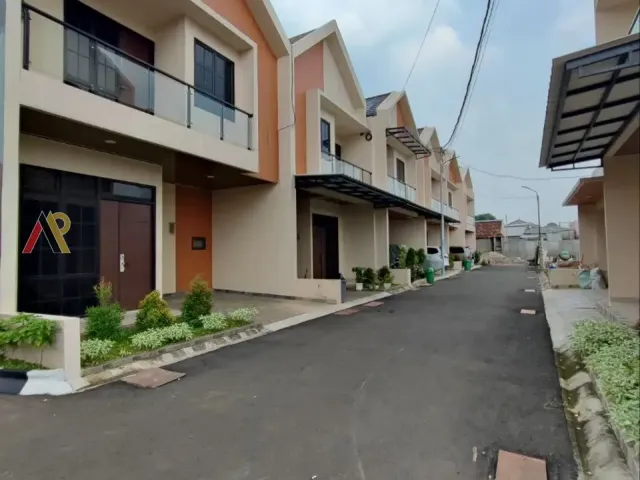 Townhouse Pinggir Jalan Tol