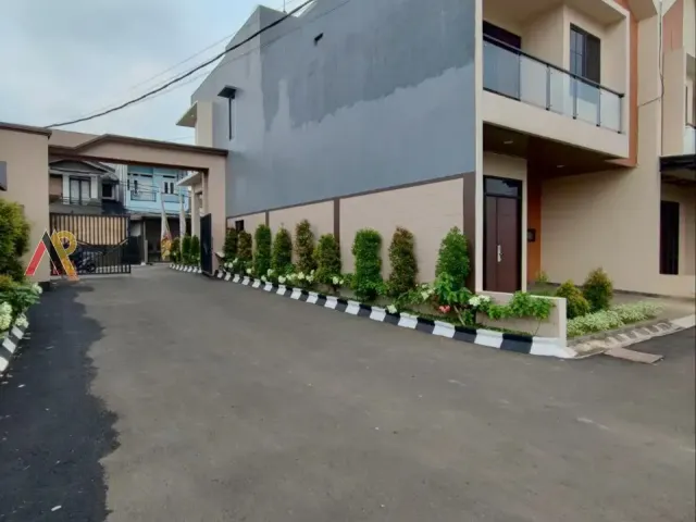 Townhouse Pinggir Jalan Tol