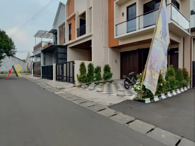 Townhouse Pinggir Jalan Tol