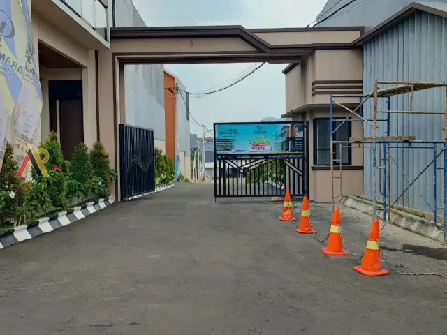 Townhouse Pinggir Jalan Tol