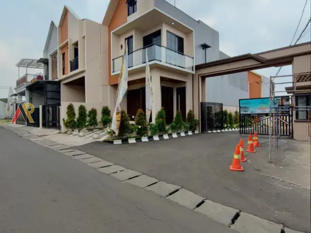 Townhouse Pinggir Jalan Tol