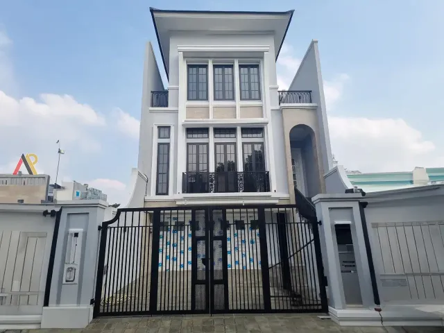 Rumah Mewah Dekat Simatupang