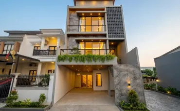 Rumah 3 Lantai Dalam Cluster