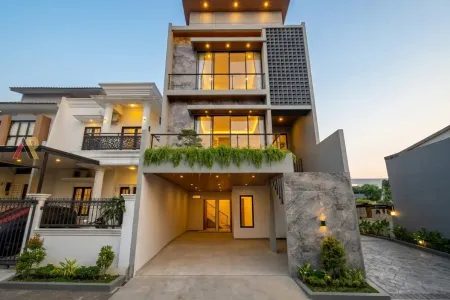 Rumah 3 Lantai Dalam Cluster
