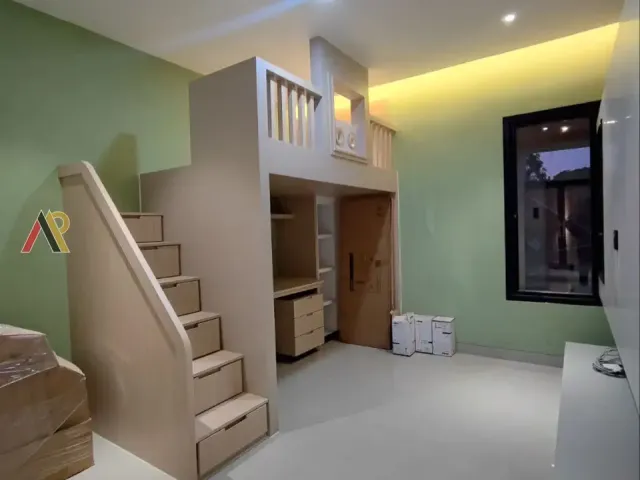 Rumah 3 Lantai Dalam Cluster