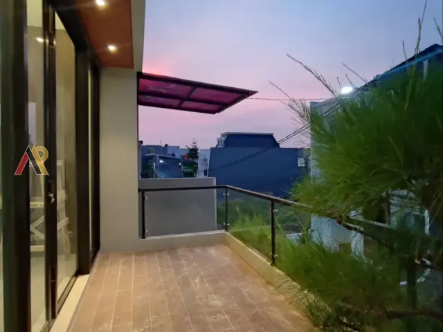 Rumah 3 Lantai Dalam Cluster