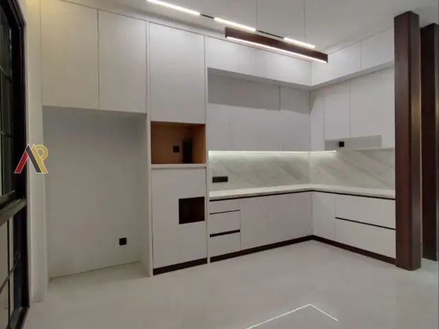 Rumah 3 Lantai Dalam Cluster