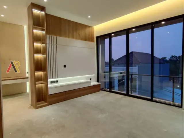 Rumah 3 Lantai Dalam Cluster