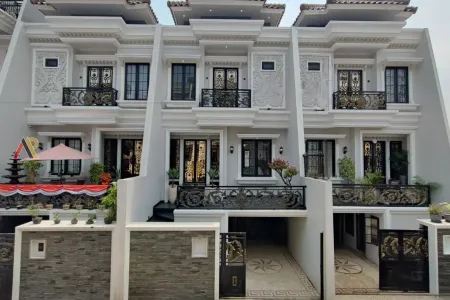 Rumah Mewah Dekat Ragunan