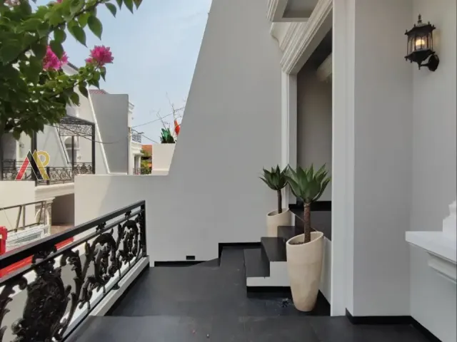 Rumah Mewah Dekat Ragunan