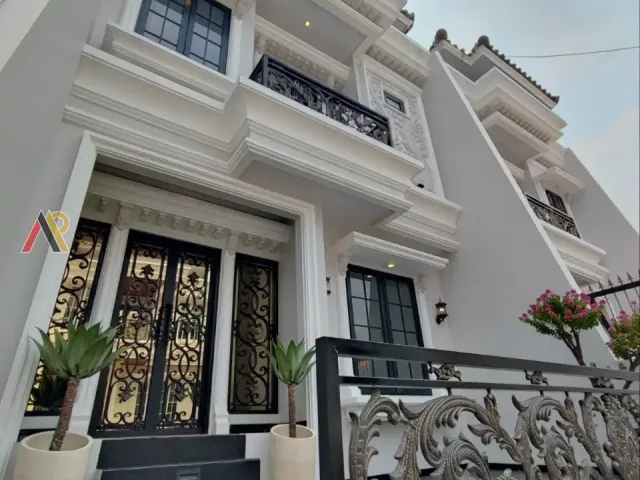 Rumah Mewah Dekat Ragunan