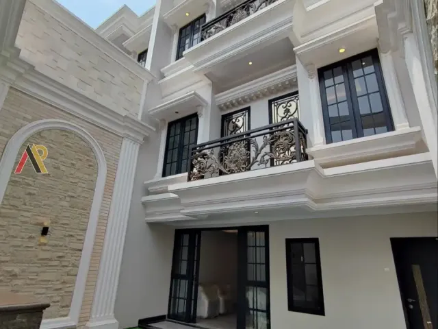 Rumah Mewah Dekat Ragunan
