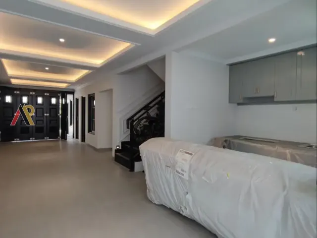 Rumah Mewah Dekat Ragunan