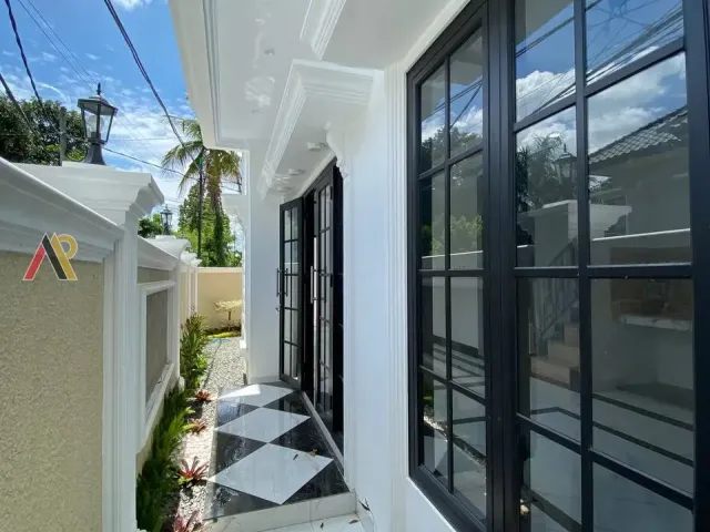 Rumah Hook Perbatasan Jaksel