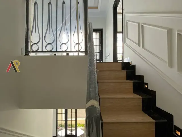 Rumah Hook Perbatasan Jaksel