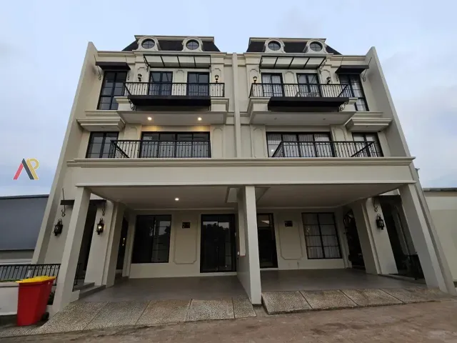 Rumah Mewah 4 Lantai