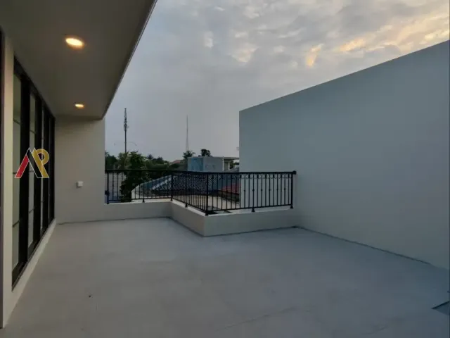 Rumah Mewah 4 Lantai