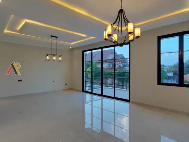 Rumah Mewah 4 Lantai