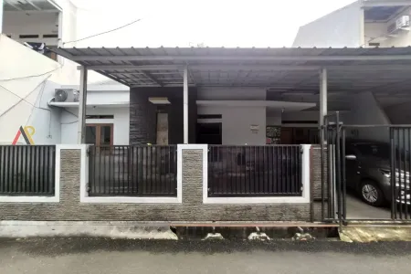Rumah Taman Belakang Luas