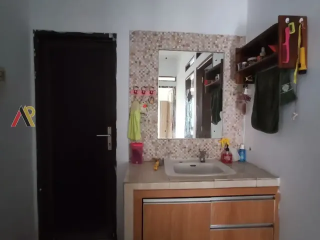 Rumah Taman Belakang Luas