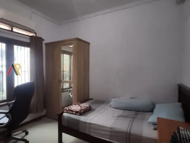 Rumah Taman Belakang Luas