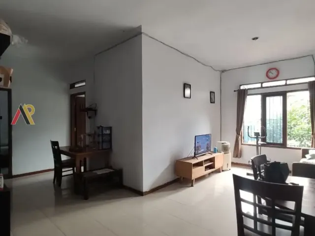 Rumah Taman Belakang Luas