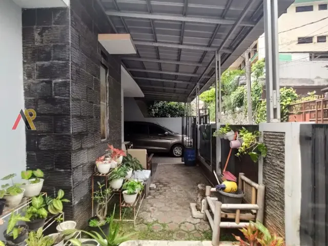 Rumah Taman Belakang Luas