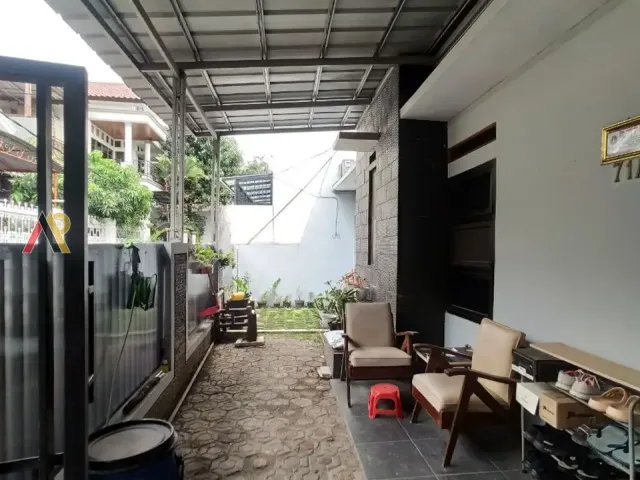 Rumah Taman Belakang Luas