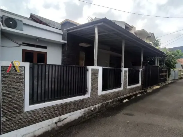 Rumah Taman Belakang Luas