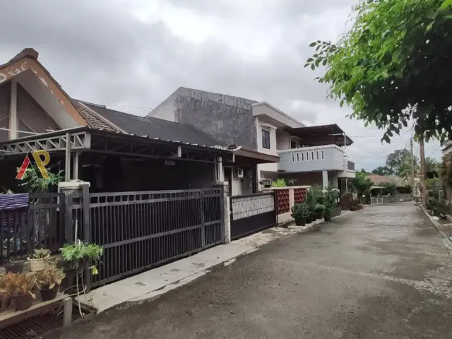 Rumah Terawat Komplek Besar