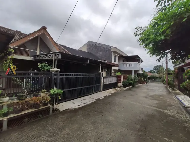 Rumah Terawat Komplek Besar