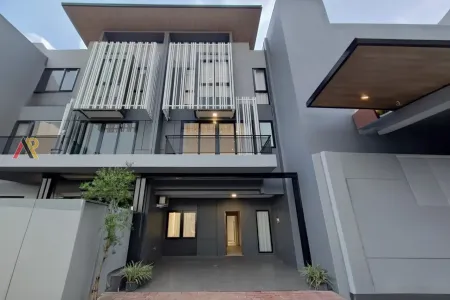 Rumah Akses Jalan Utama